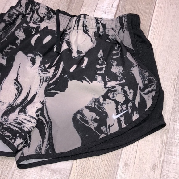Nike Dri fit black swirl print athletic running shorts size medium - Picture 2 of 6